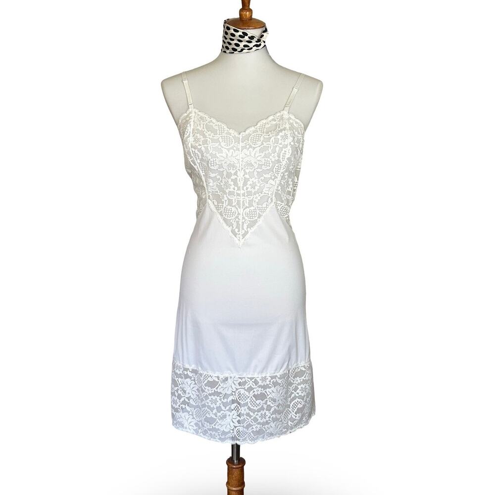 Vintage 1970s Vanity Fair Cream Lace Full-Slip
